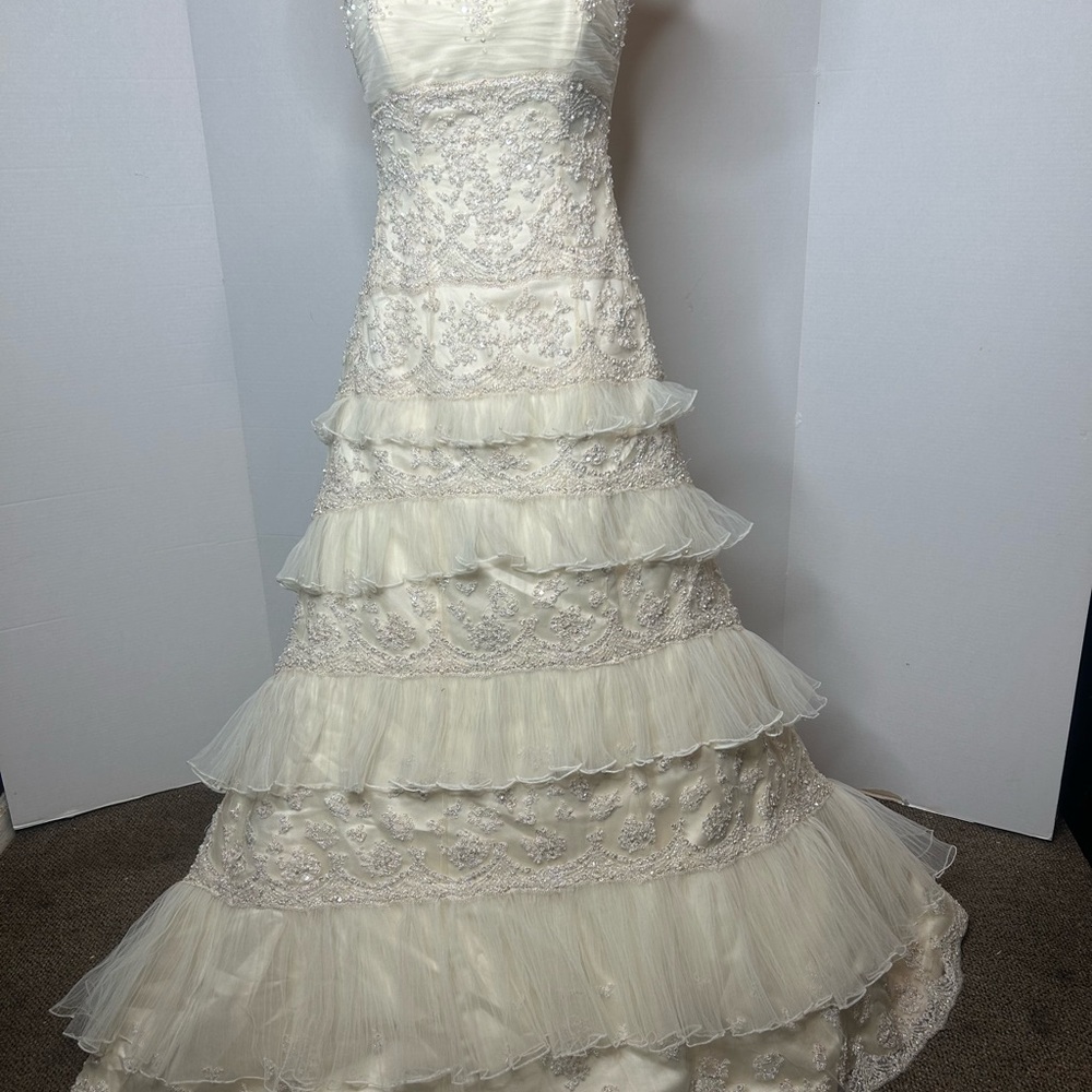 Maggie Sottero size 8 cream color wedding dress - Picture 3 of 8